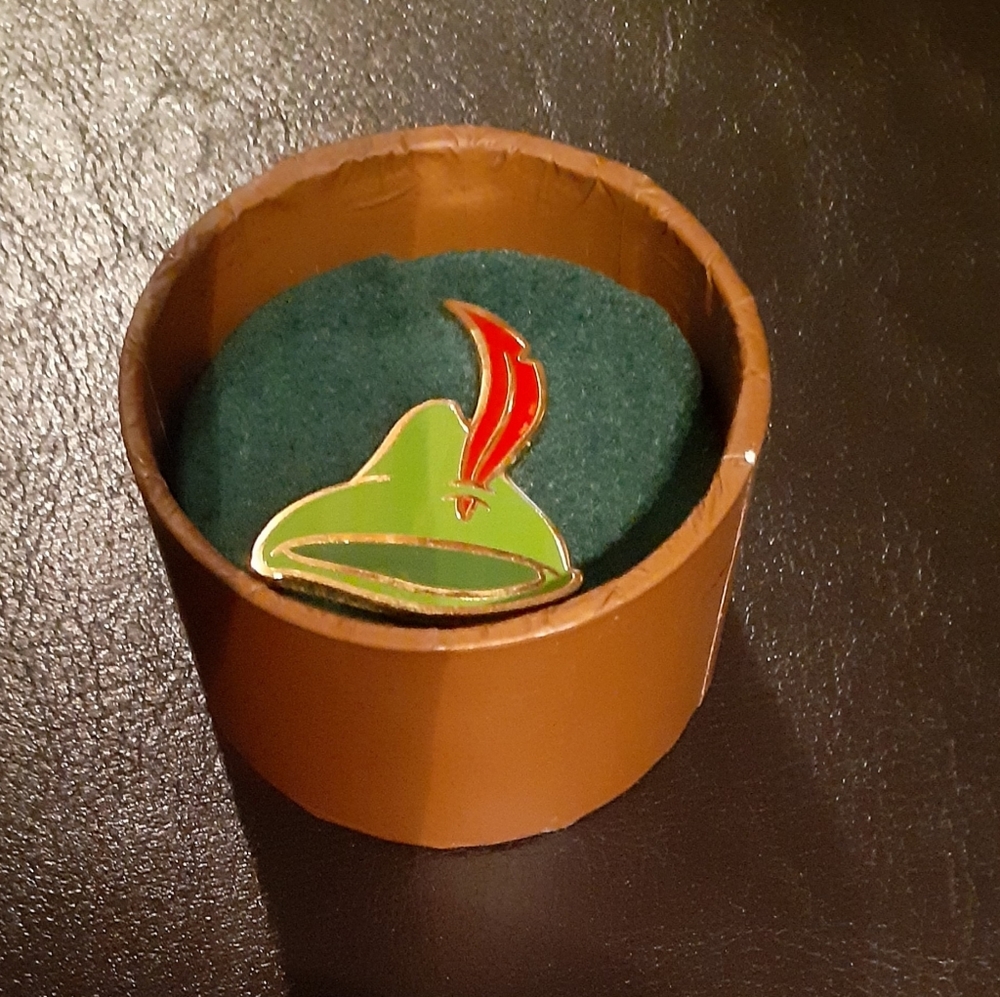 Peter Pan Hatbox Pin-Cast Exclusive-2002 - Picture 3 of 6